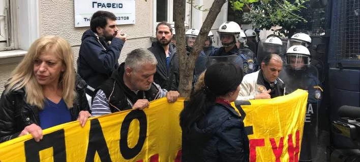 Πρώην καθηγητής του Τσίπρα στη διαμαρτυρία για τους πλειστηριασμούς-«Άλλα μας έλεγες τότε Αλέξη…»